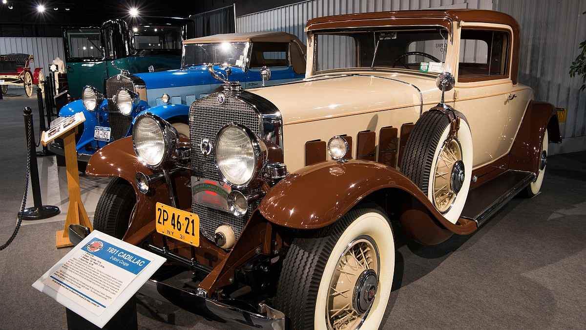 Click to Enlarge-Esc to Close myimgs/ArtDecoCars1910-36/1931 Cadillac.jpg